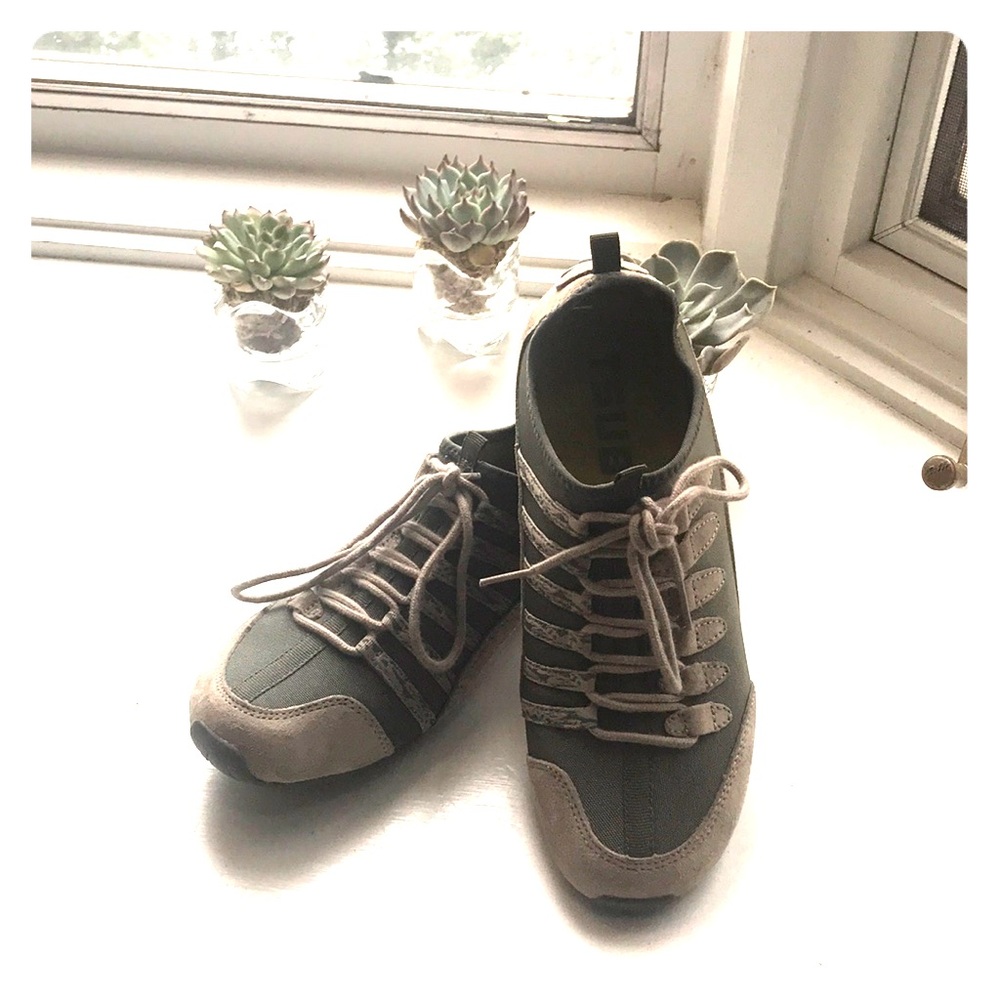 Barely worn Tsubo shoes